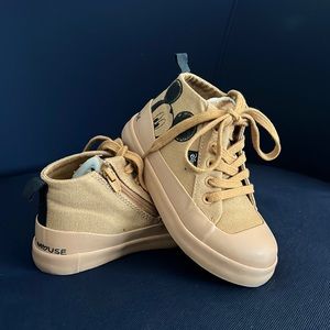 Boys shoes in size EU 25 and US 8.5